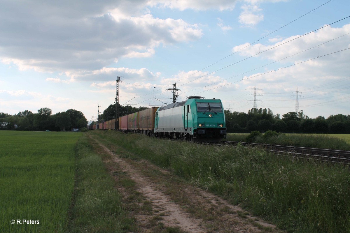 185 605-9 mit einem Containerzug bei der Stromkreistrennstelle Bischofsheim. 20.05.15