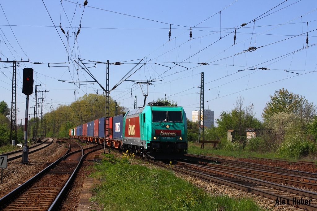 185 612 TXL mit Werbung f�r Emons durchf�hrt den bf Leipzig-Thekla ri Sch�nefeld am 16.04.14