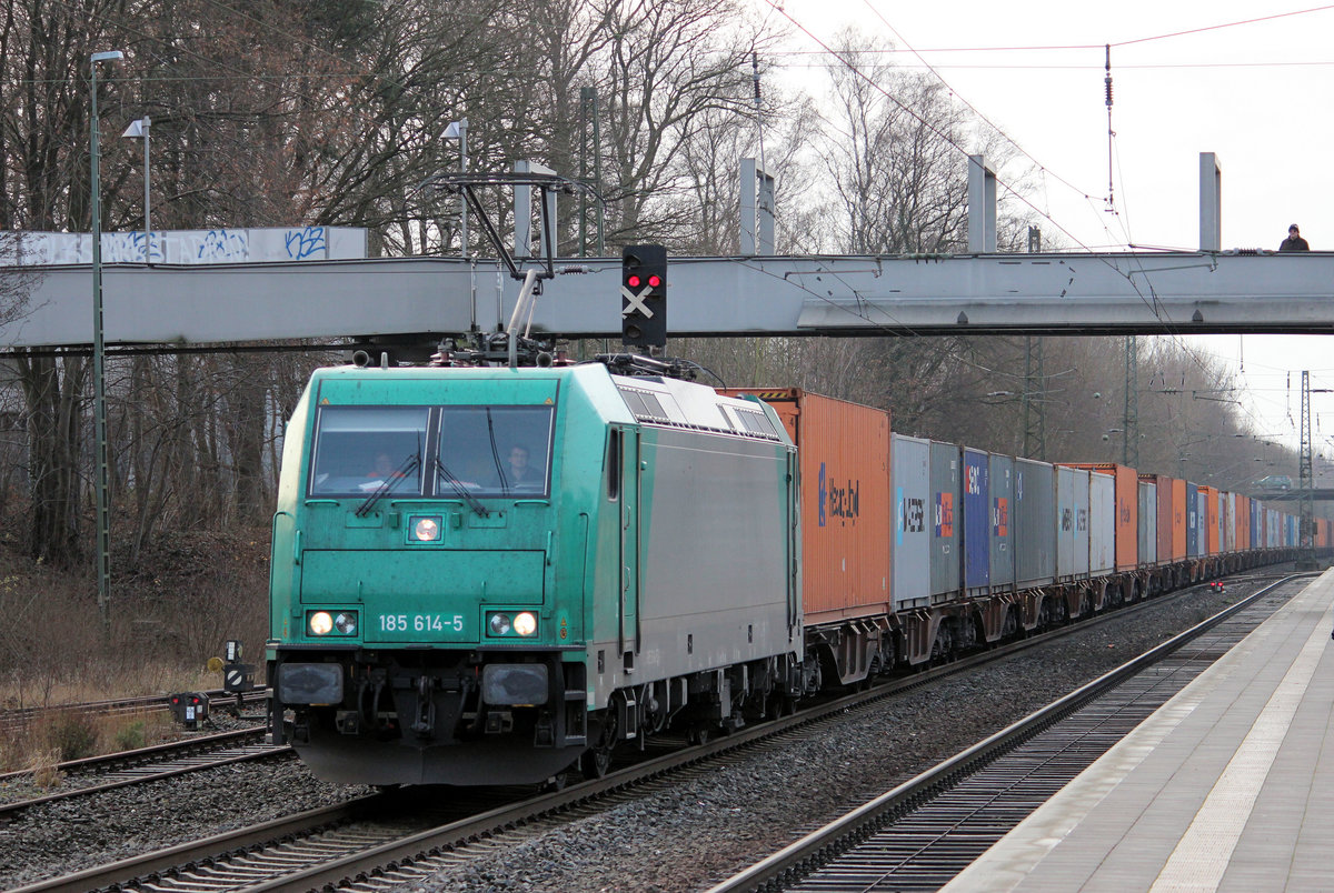 185 614-5 ist auf den Weg nach Hamburg und durchfährt am 31.12.2011 den Tostedter Bahnhof.