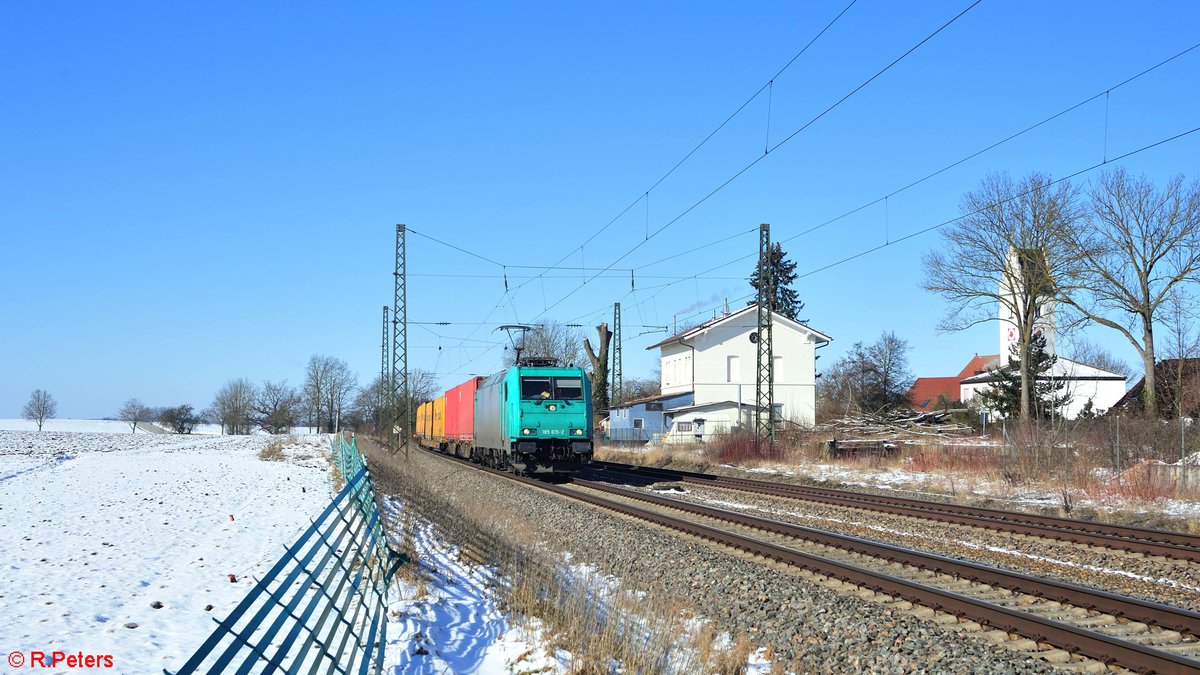 185 615-2 zieht bei Moosham einen Containerzug in Richtung Passau. 13.02.21