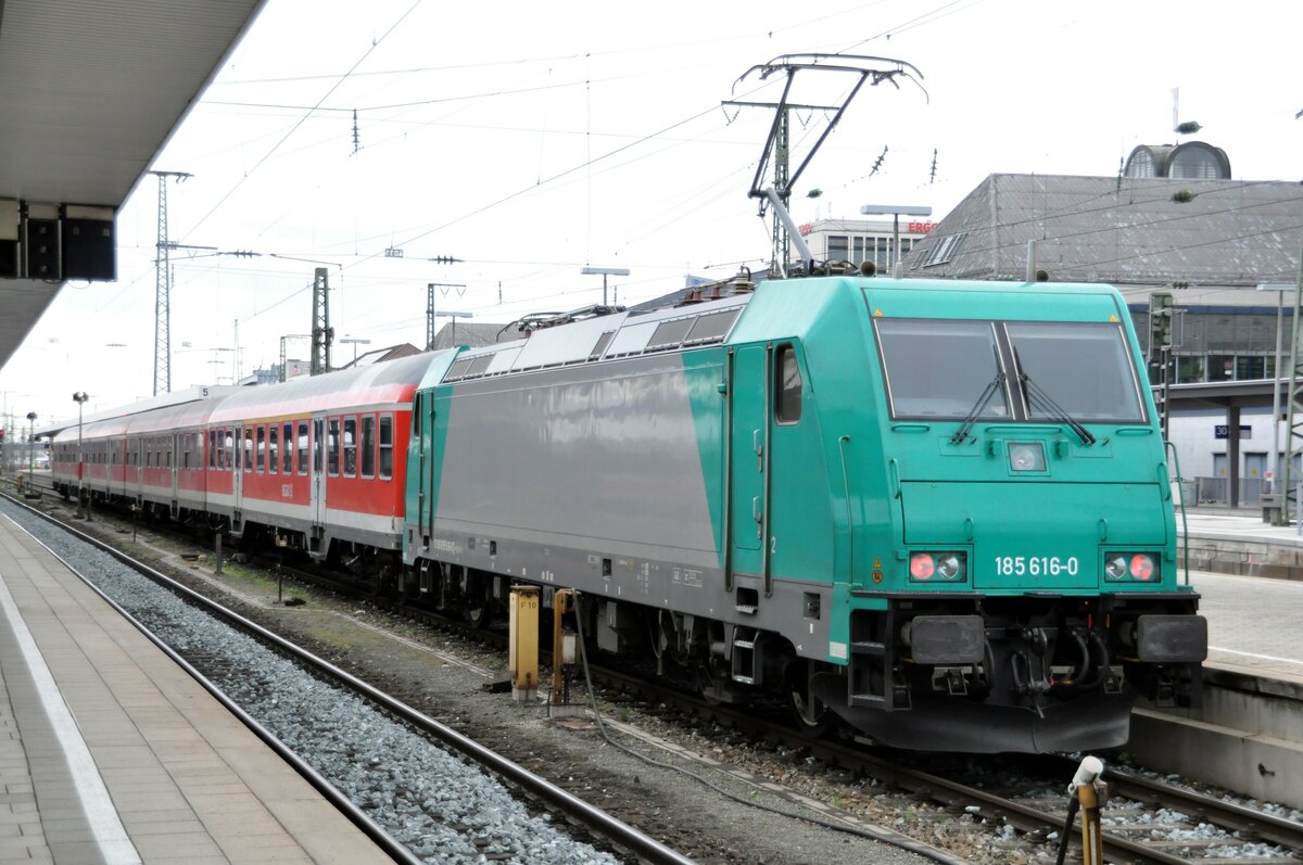 185 616-0 mit Nahverkehrszug in Nürnberg am 04.04.2011.