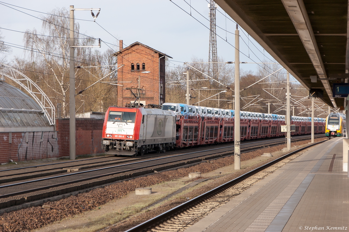 185 650-9 akiem für ITL - Eisenbahngesellschaft mbH mit einem VW-Caddy Autotransporte von Poznan nach Emden in Rathenow. 12.04.2015