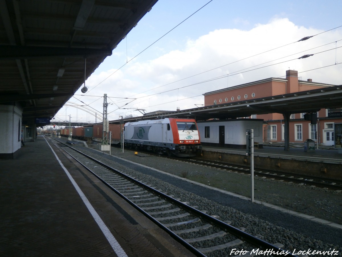 185 650 der ITL mit einem G�terzug beim Haltevorgang im Dessauer Hbf am 5.2.15