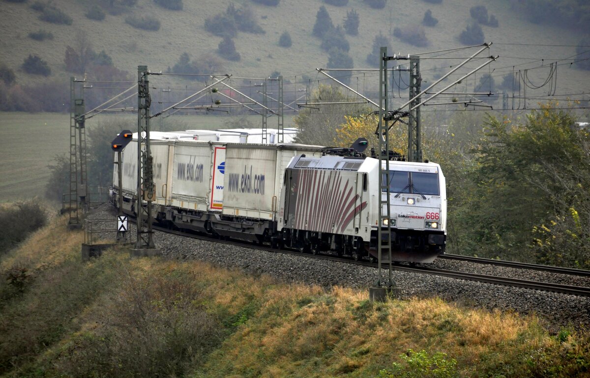 185 666-5 von Lokomotion mit ekol.com Containerzug bei Urspring am 22.10.2011.