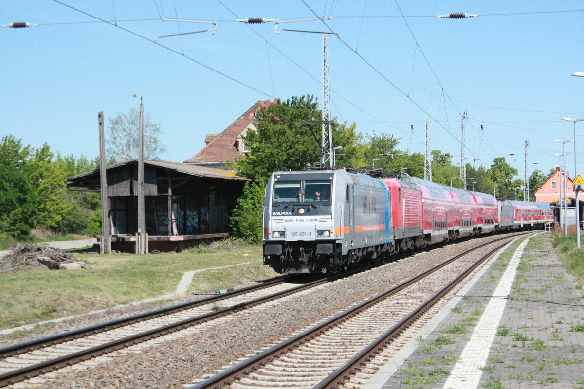 185 691 mit dem WFL Ersatzz�gen f�r Stuttgart bei der durchfahrt im Bahnhof Angersdorf am 1.6.20