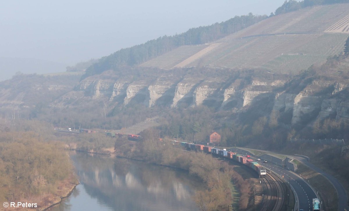 185 694-8 zieht mit einem Containerzug zwischen Karlstadt und Himmelstadt durchs Maintal. 16.03.17