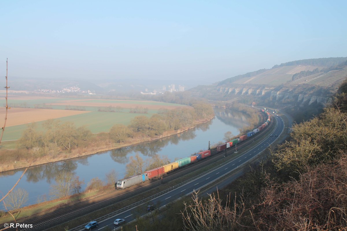 185 694-8 zieht mit einem Containerzug zwischen Karlstadt und Himmelstadt durchs Maintal. 16.03.17