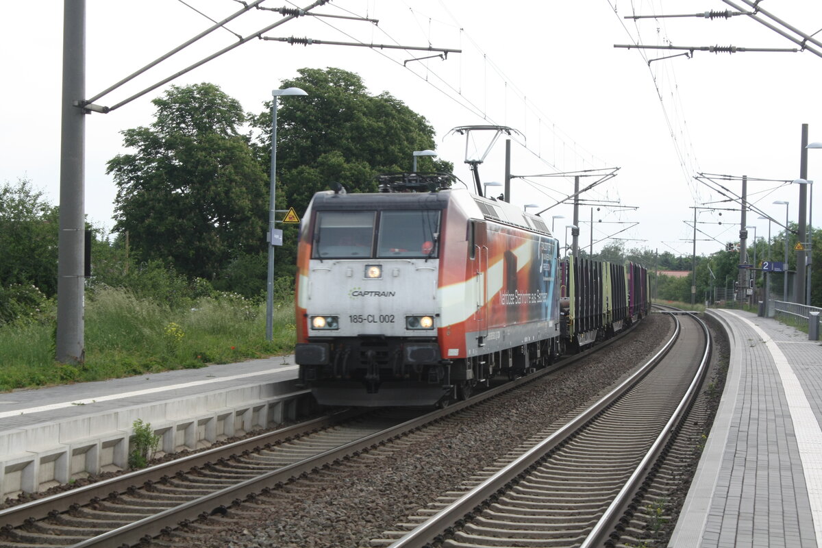 185-CL 002 von Captrain mit einem G�terzug bei der Durchfahrt in Z�beritz am 9.6.21