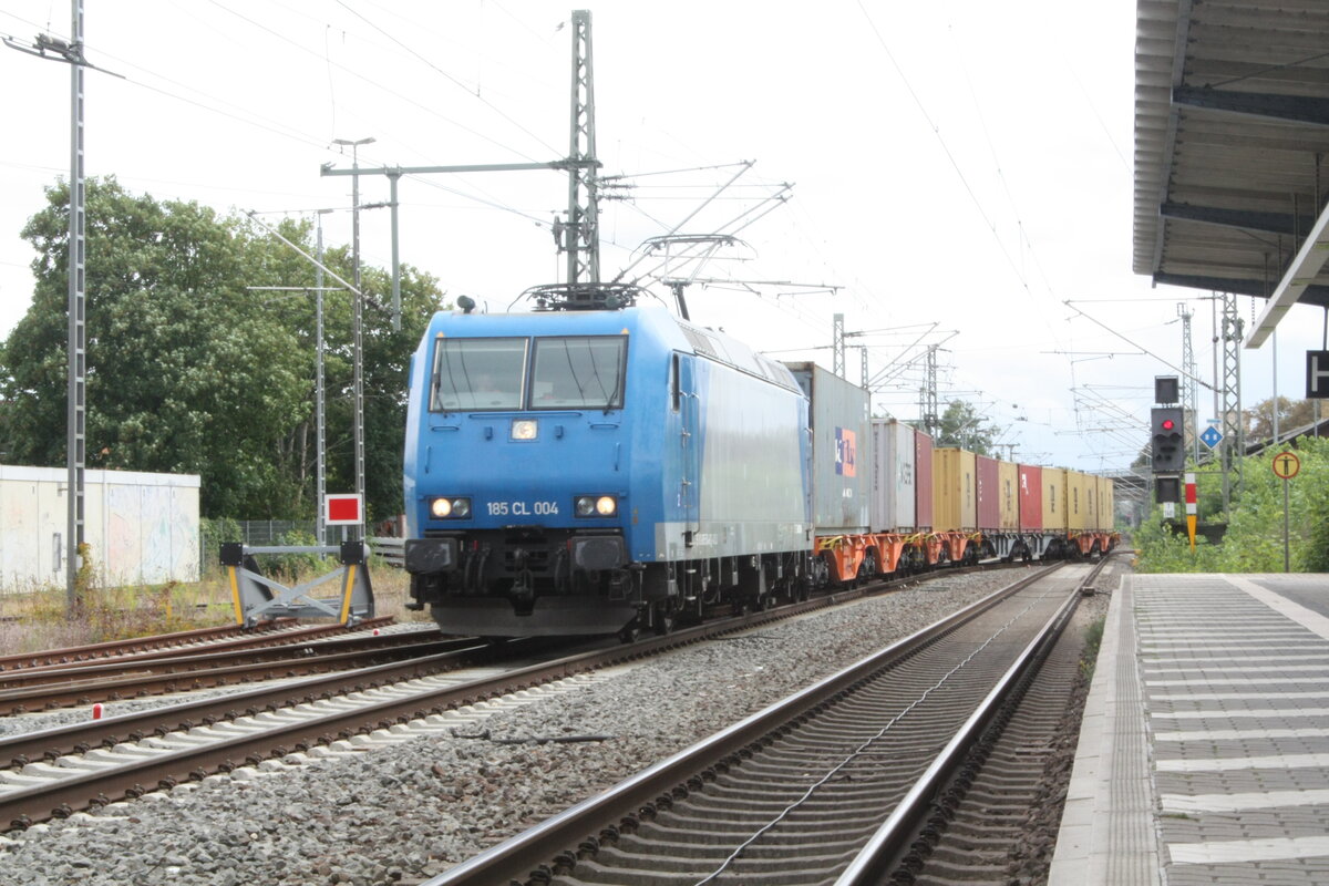 185 CL 004 mit einem Containerzug bei der Durchfahrt im Bahnhof Delitzsch unt Bf am 19.8.21