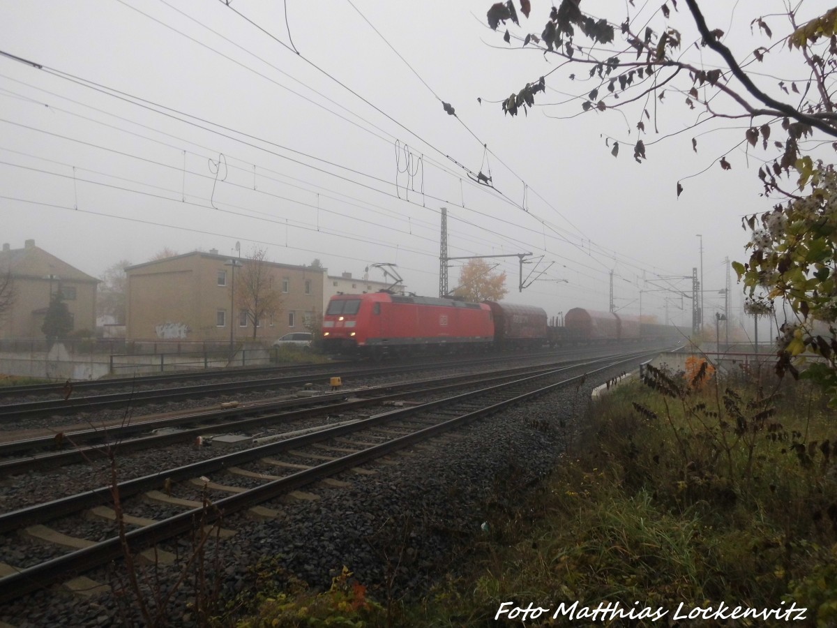 185 XXX mit einem G�terzug bei der durchfahrt in Delitzsch am 29.10.15