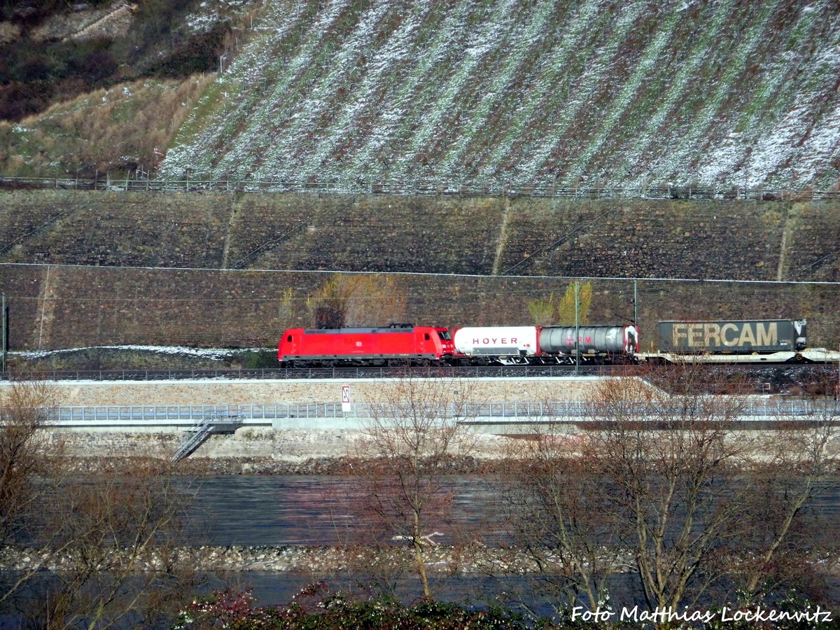 185 XXX mit einen G�terzug unterwegs auf der linken Rheinseite am 15.1.17