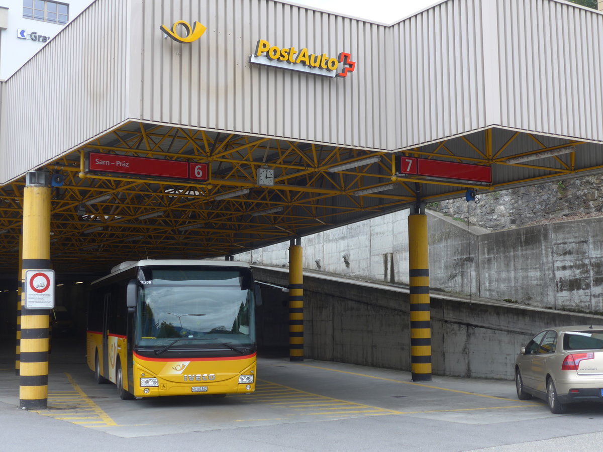 (185'048) - PostAuto Graub�nden - GR 102'562 - Iveco am 16. September 2017 in Thusis, Postautostation