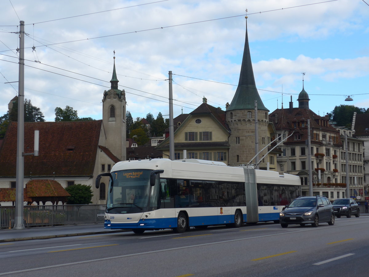 (185'109) - VBL Luzern - Nr. 229 - Hess/Hess Gelenktrolleybus am 18. September 2017 in Luzern, Bahnhofbr�cke