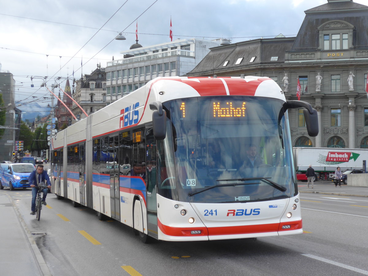 (185'120) - VBL Luzern - Nr. 241 - Hess/Hess Doppelgelenktrolleybus am 18. September 2017 in Luzern, Bahnhofbr�cke