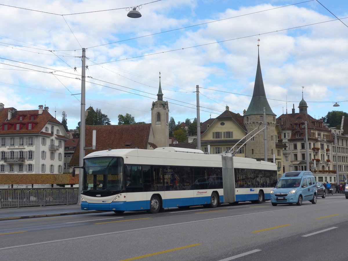 (185'131) - VBL Luzern - Nr. 212 - Hess/Hess Gelenktrolleybus am 18. September 2017 in Luzern, Bahnhofbr�cke