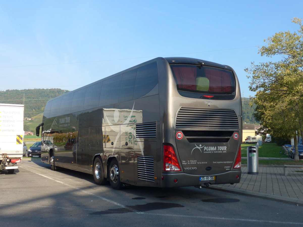 (185'201) - Aus Portugal: Pluma Tour, Vila Real - 25-RI-56 - Volvo/Atomic am 25. September 2017 in Bursins, Raststtte La Cte