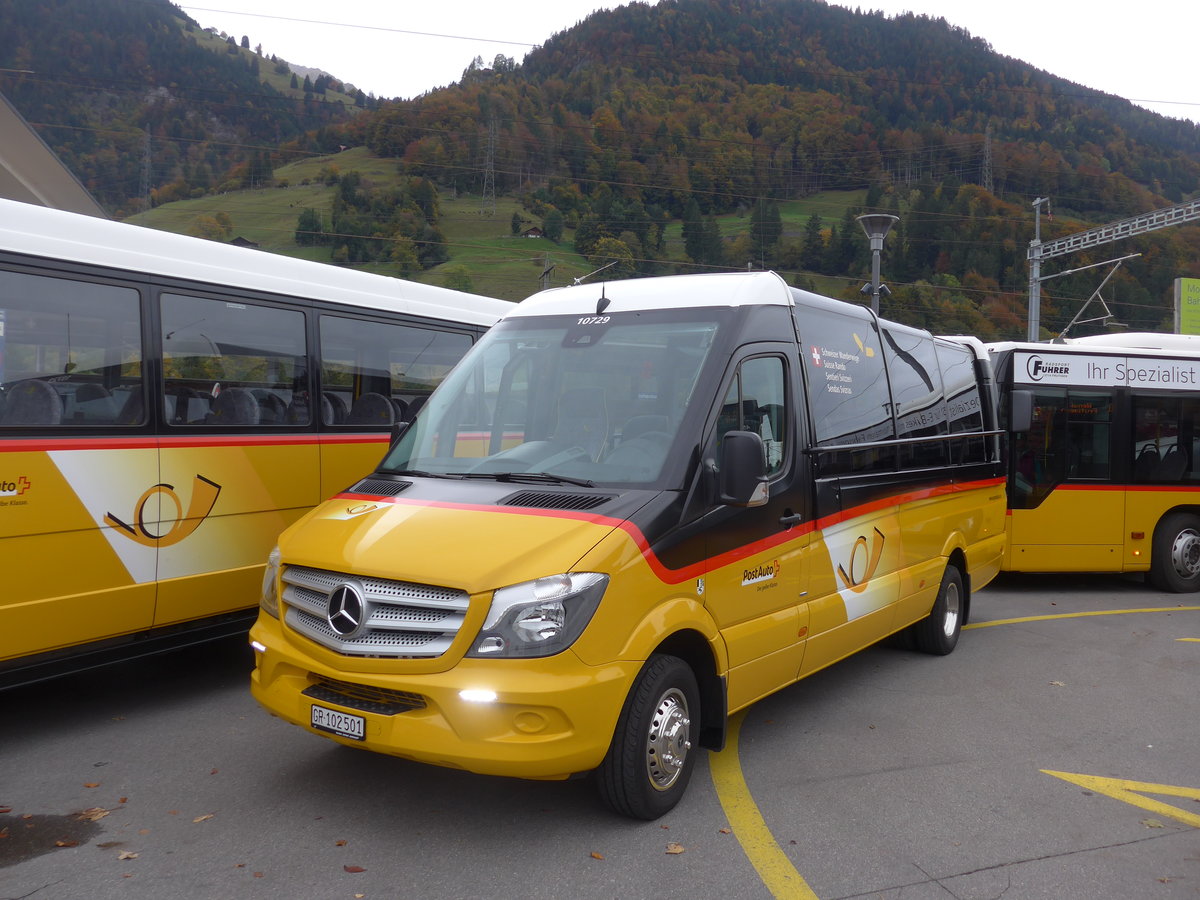 (185'745) - PostAuto Graub�nden - GR 102'501 - Mercedes/Tomassini am 2. Oktober 2017 beim Bahnhof Reichenbach