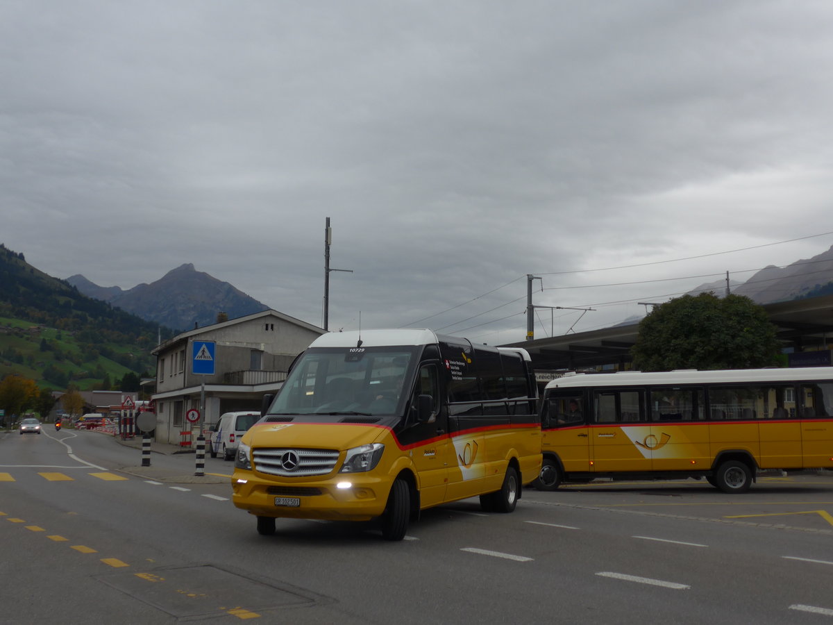 (185'750) - PostAuto Graub�nden - GR 102'501 - Mercedes/Tomassini am 2. Oktober 2017 beim Bahnhof Reichenbach