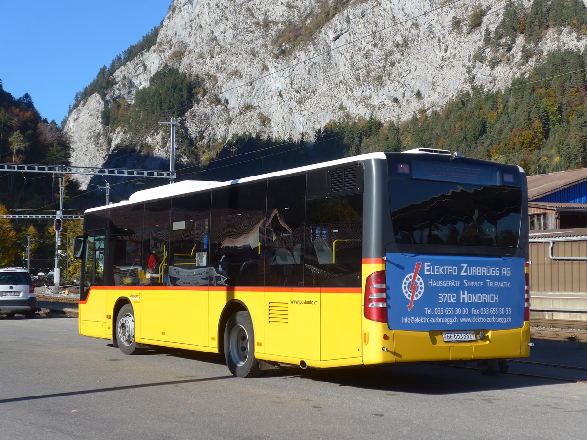 (185'867) - PostAuto Bern - BE 653'382 - Mercedes am 16. Oktober 2017 beim Bahnhof Wimmis