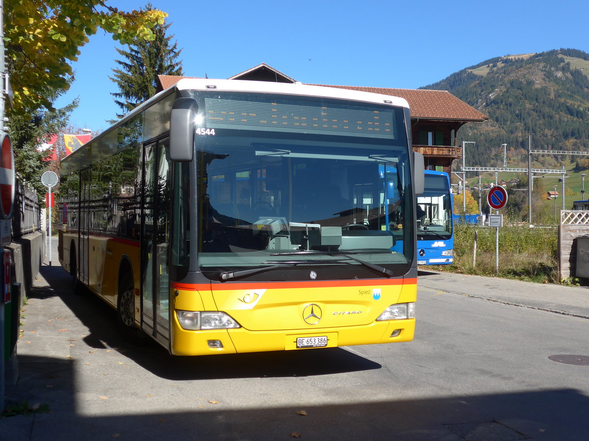 (185'901) - PostAuto Bern - BE 653'386 - Mercedes am 16. Oktober 2017 beim Bahnhof Zweisimmen