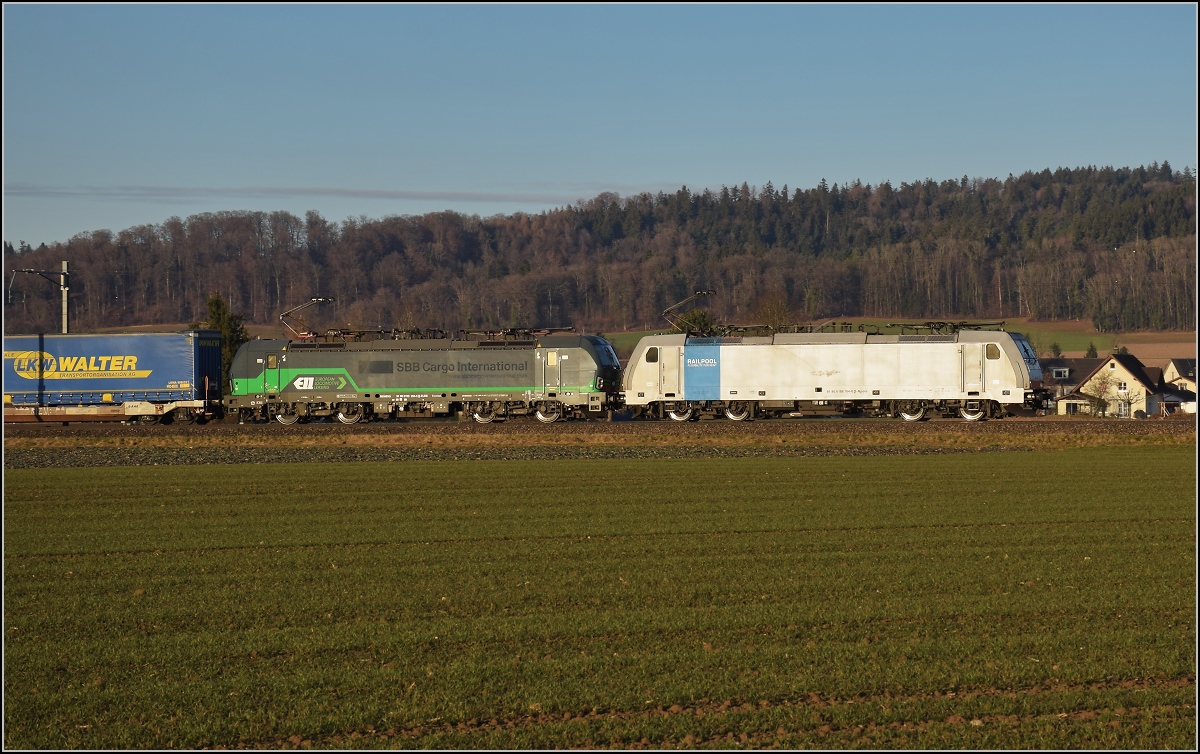 186 104 der Railpool und 193 256 der ELL mit durchschimmerndem Logo der SBBCI in Hendschiken. Januar 2022. 