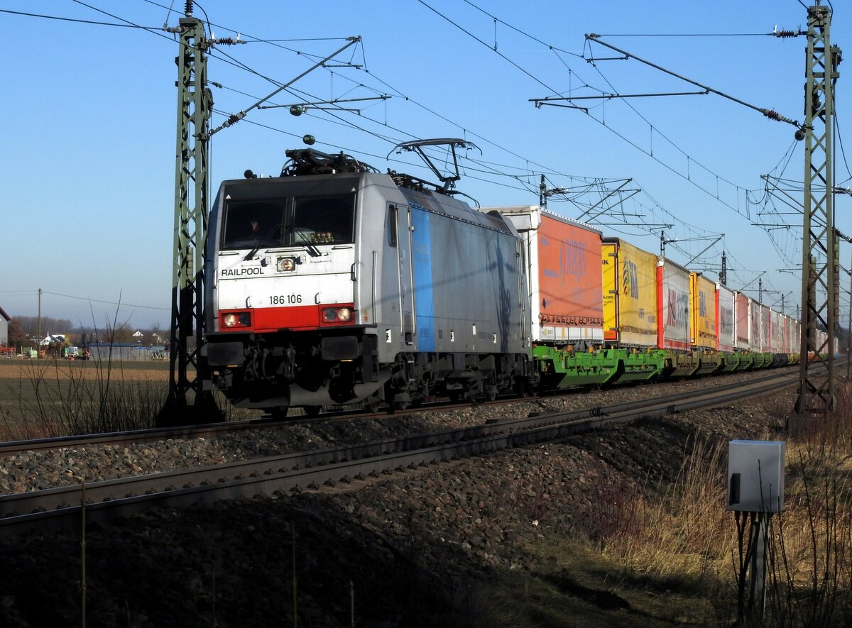 186 106 Railpool mit Taschenwagenzug bei Neu-Ulm Pfuhl am 09.02.2023.