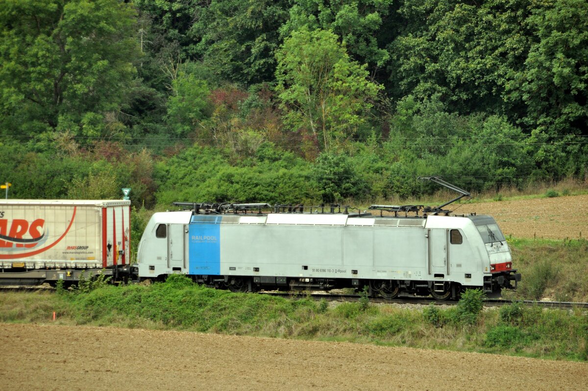 186 110-3 mit Satteltaschenwage (90 80 6 186 110-3 D-Rpool) mit Mars Logistics Sattelaufliegern bei Amstetten am10.09.2023.