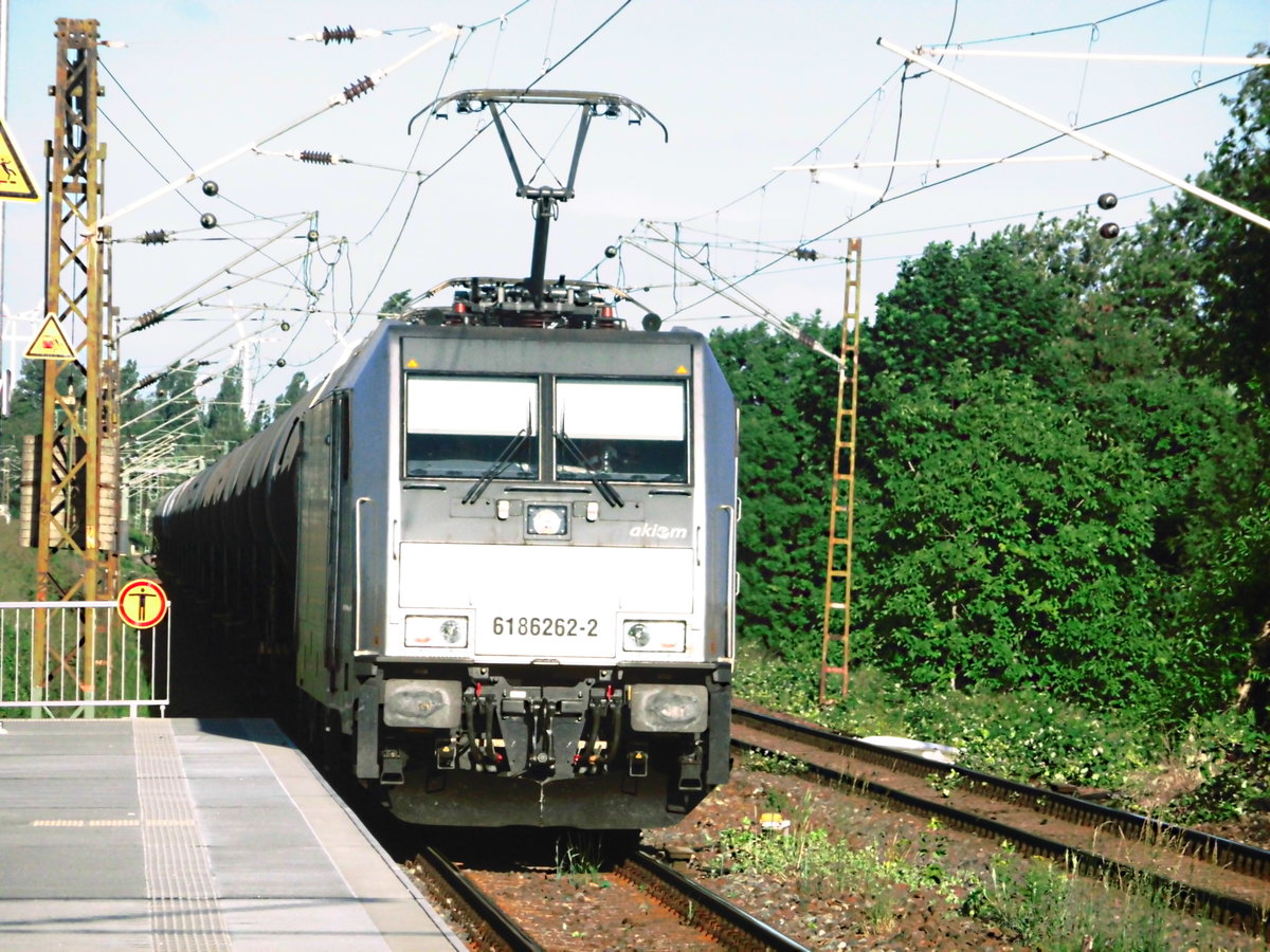 186 262 von akiem mit einem G�terzug bei der Durchfahrt in Halle-Rosengarten am 7.6.17