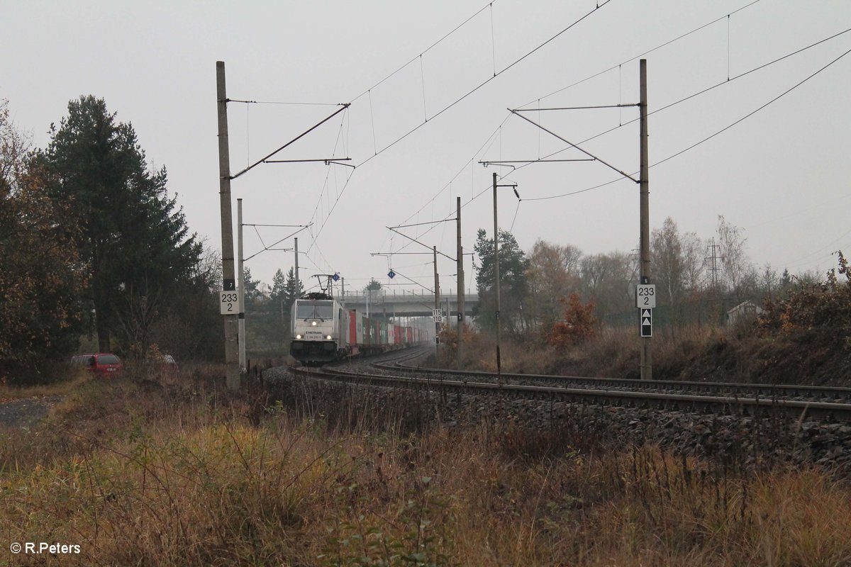 186 289-5 zieht einen Elbtal-Umleiter aus Cheb in Richtung Prag bei Tršnice. 11.11.16