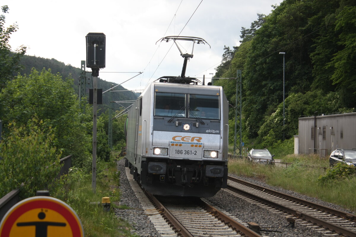 186 361 von CER / akiem bei der Durchfahrt im Bahnhof Sch�na am 6.6.22