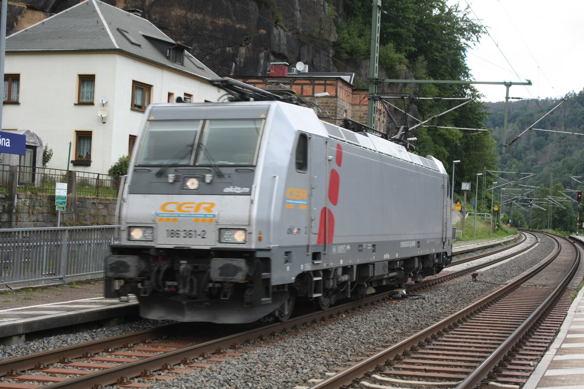 186 361 von CER / akiem bei der Durchfahrt im Bahnhof Sch�na am 6.6.22