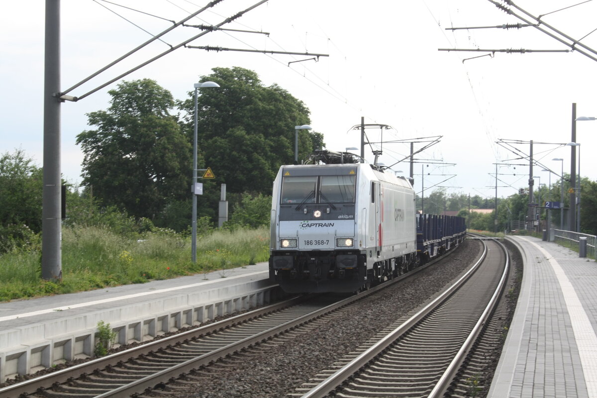 186 368 von Captrain mit einem G�terzug bei der Durchfahrt in Z�beritz am 9.6.21