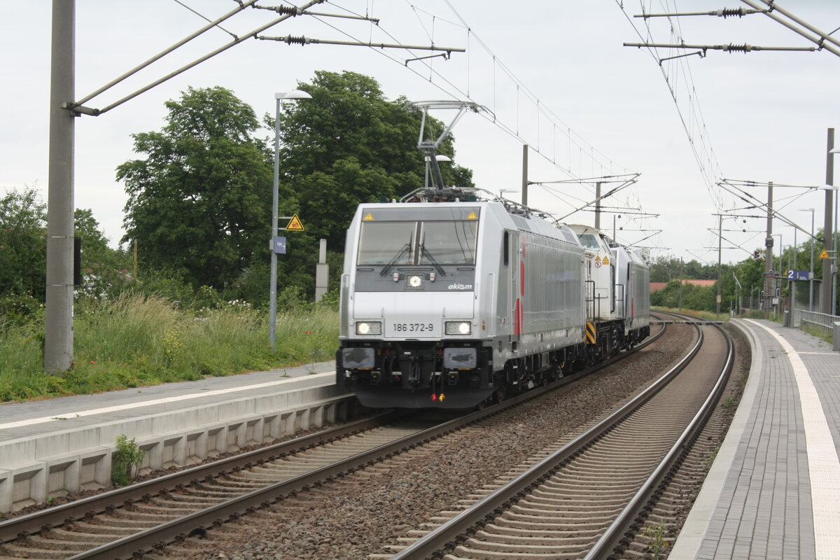 186 372 und 186 373 von akiem mit 203 915 von N1 Rail Services bei der Durchfahrt im Bahnhof Z�beritz am 13.6.21