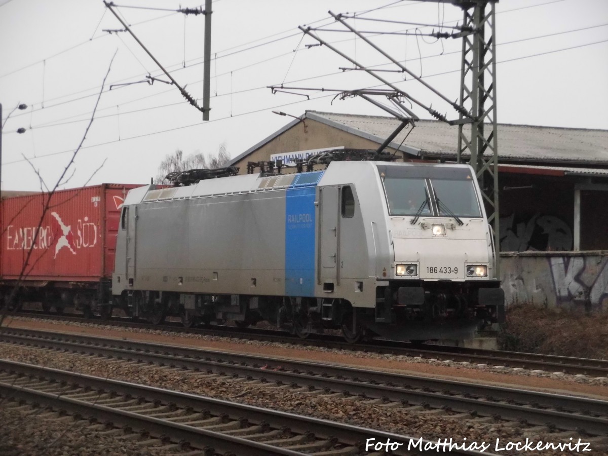 186 433 von Railpool mit einem G�terzug in Delitzsch am 4.2.16