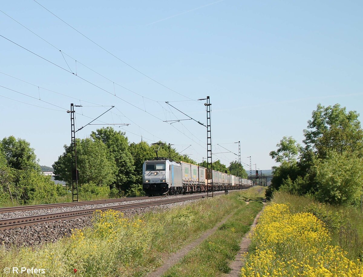 186 434-7 zieht bei Thüngersheim einen Wechselpritschen Ambrogio gen Norden. 02.06.21