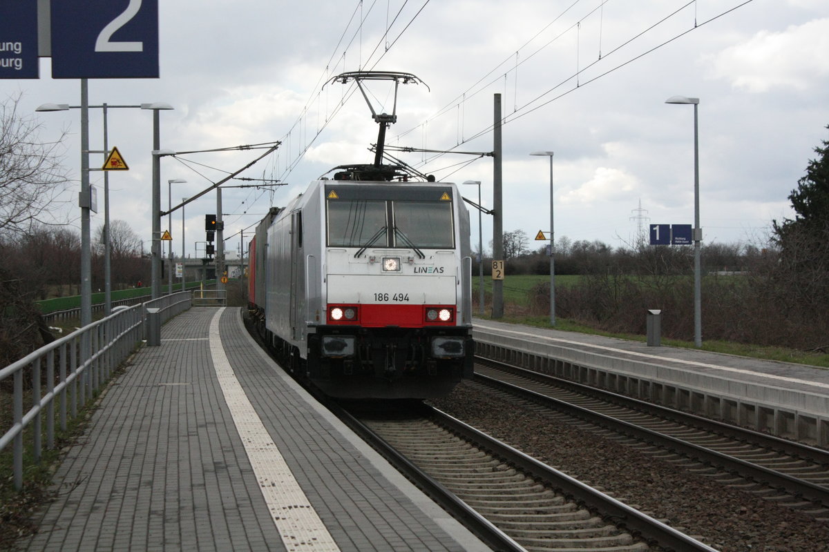 186 494 von LINEAS mit einem G�terzug bei der Durchfahrt im Bahnhof Z�beritz am 19.3.21