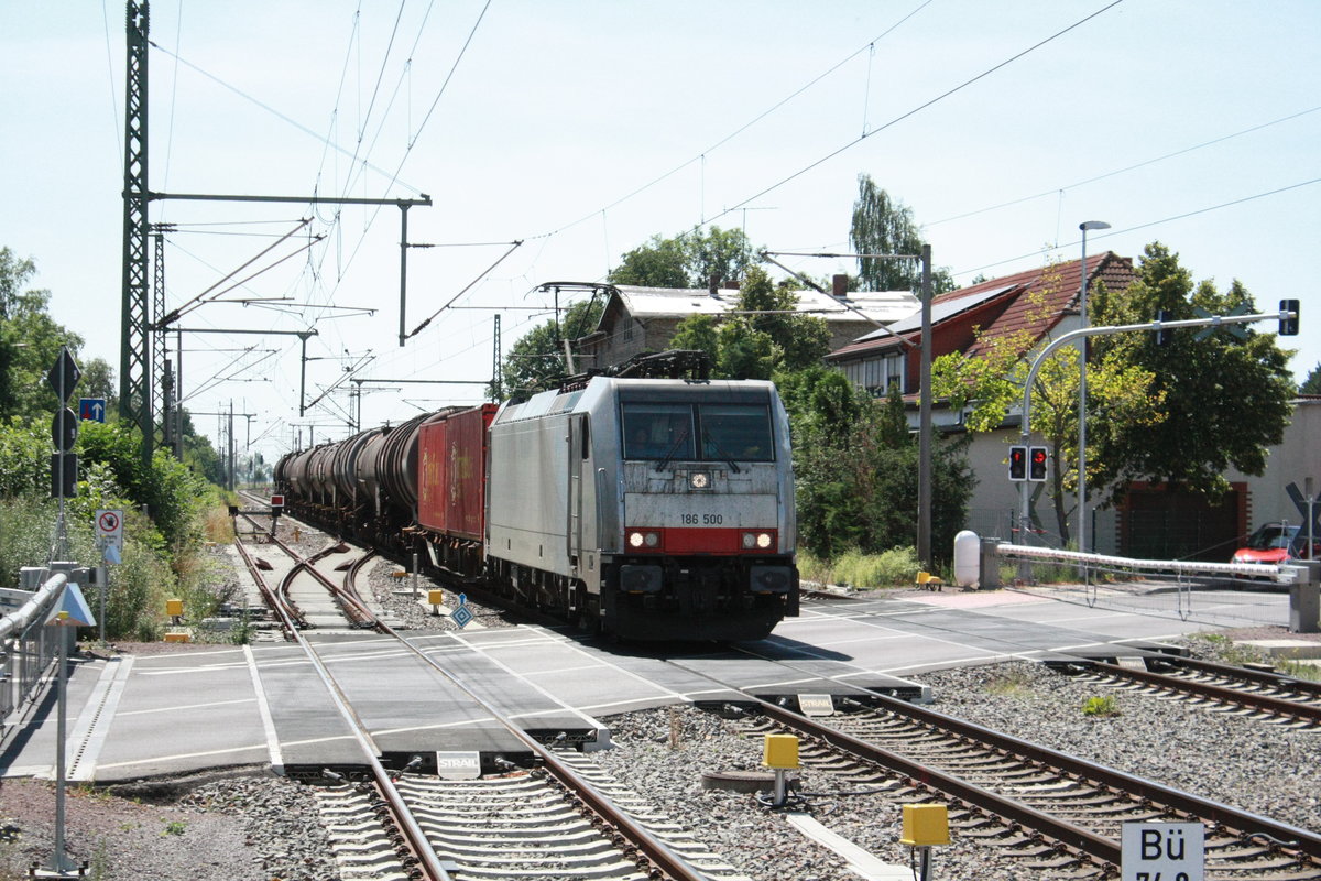 186 500 mit einen G�terzug bei der Durchfahrt in Niemberg am 30.7.20