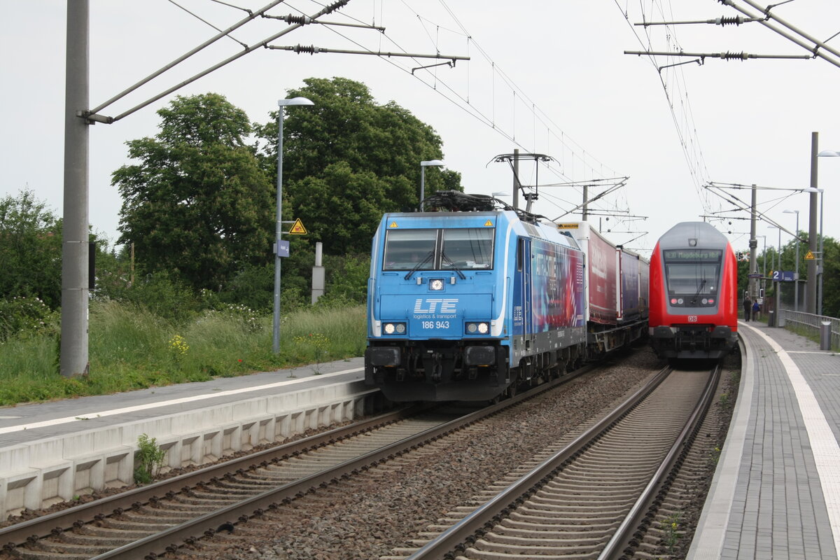 186 943 von LTE mit einem g�terzug bei der Durchfahrt in Z�beritz am 9.6.21