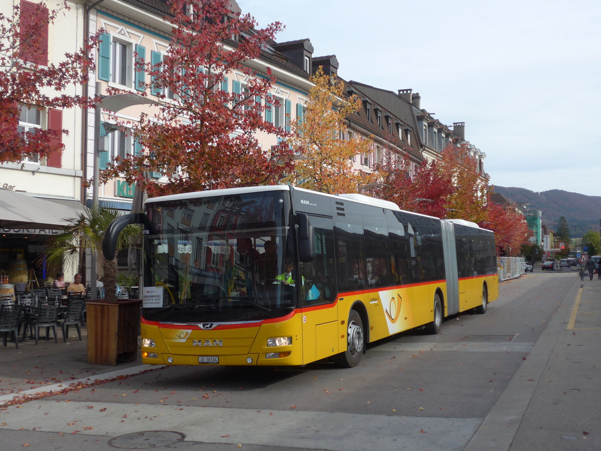(186'044) - CarPostal Ouest - JU 36'104 - MAN am 21. Oktober 2017 beim Bahnhof Del�mont