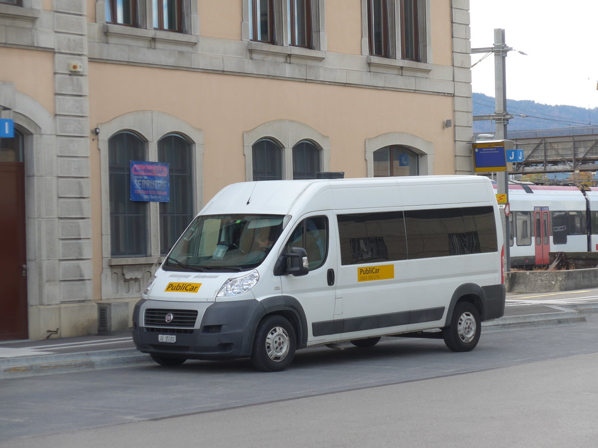 (186'051) - CarPostal Ouest - JU 35'182 - Fiat am 21. Oktober 2017 beim Bahnhof Del�mont