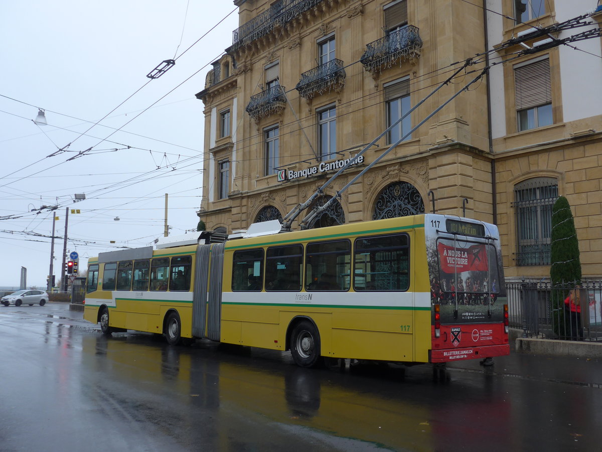 (186'628) - transN, La Chaux-de-Fonds - Nr. 117 - NAW/Hess Gelenktrolleybus (ex TN Neuch�tel Nr. 117) am 25. November 2017 in Neuch�tel, Place Pury