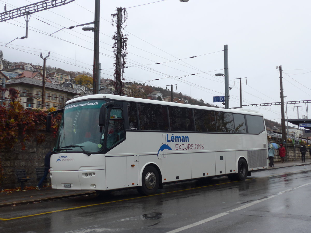 (186'631) - L�man Excursions, Meyrin - GE 961'575 - Bova am 25. November 2017 beim Bahnhof Neuch�tel