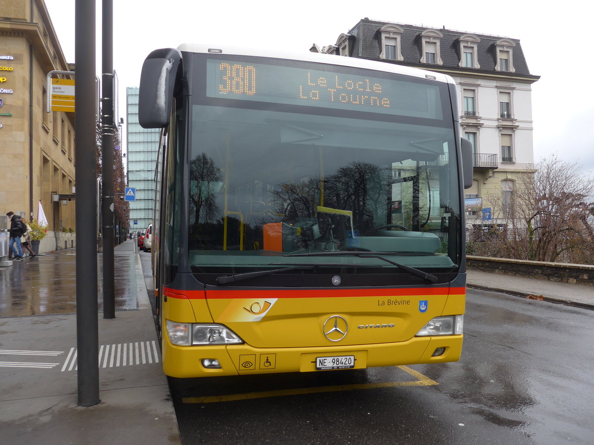 (186'683) - CarPostal Ouest - NE 98'420 - Mercedes am 25. November 2017 beim Bahnhof Neuchtel