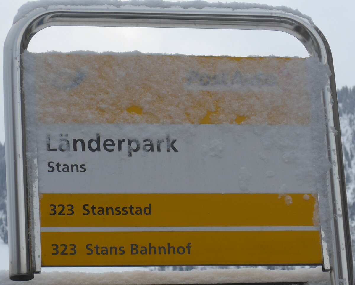 (186'814) - PostAuto-Haltestellenschild - Stans, L�nderpark - am 9. Dezember 2017