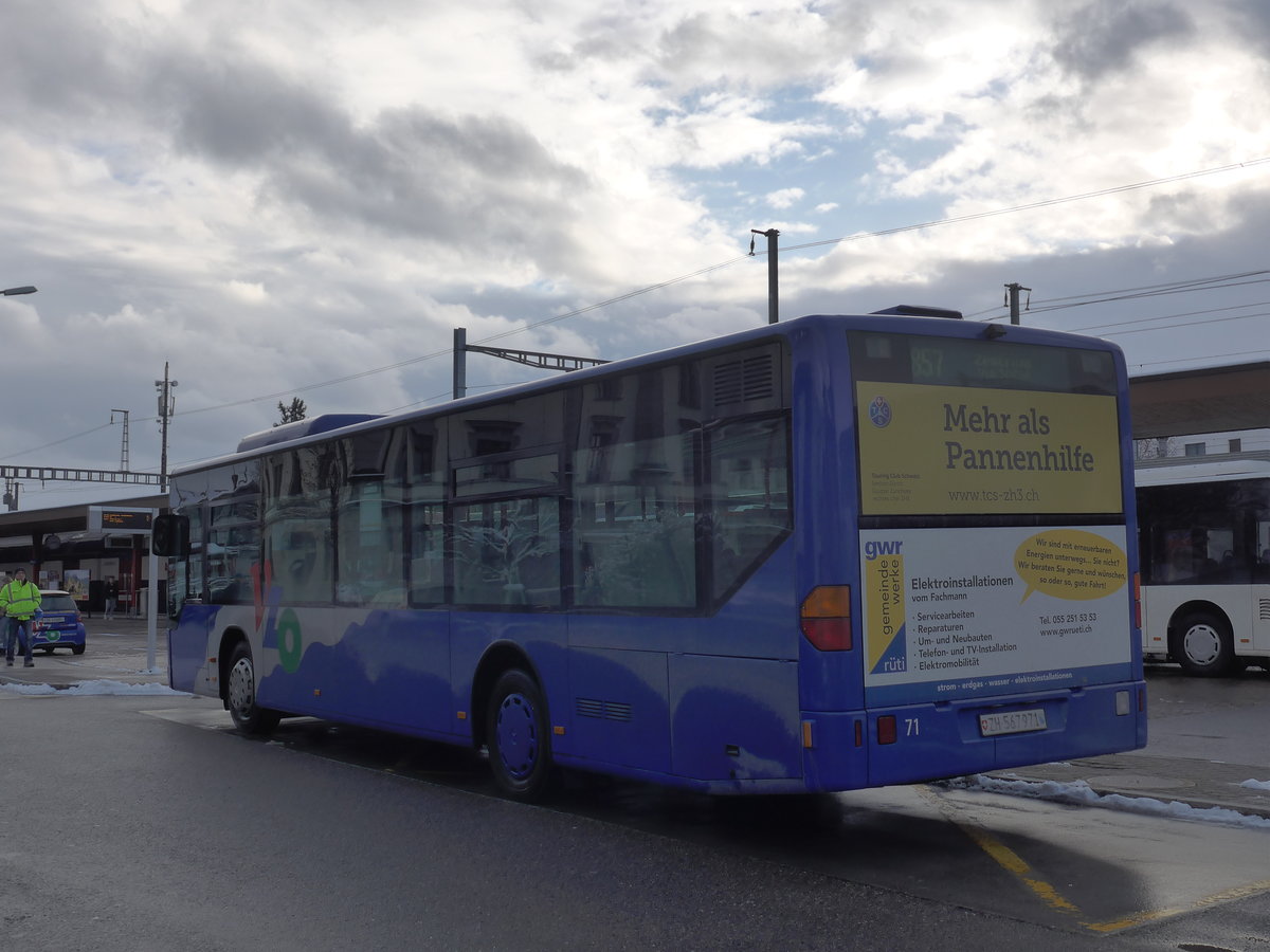 (186'900) - VZO Gr�ningen - Nr. 71/ZH 567'971 - Mercedes am 9. Dezember 2017 beim Bahnhof Wetzikon