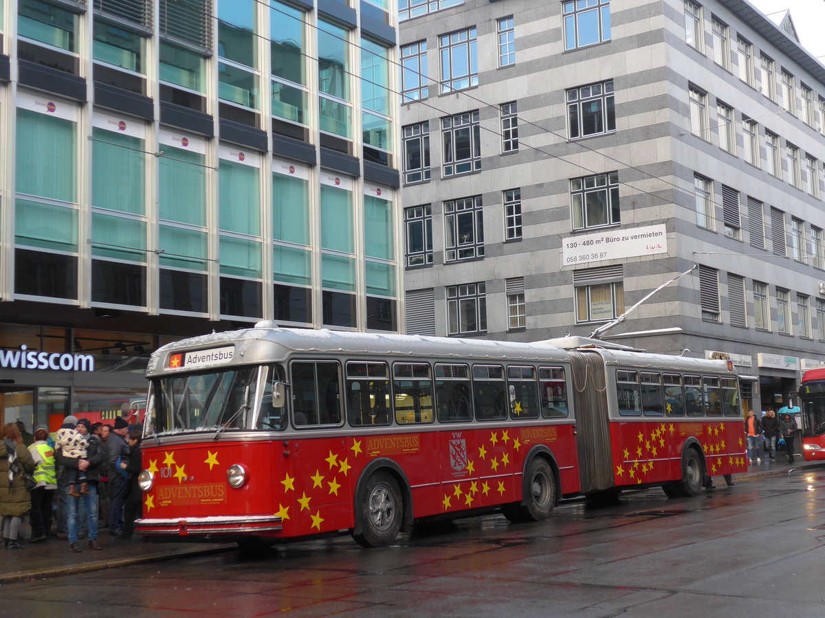 (186'911) - VW Winterthur - Nr. 101 - FBW/SWS Gelenktrolleybus am 9. Dezember 2017 in Winterthur, Schmidgasse