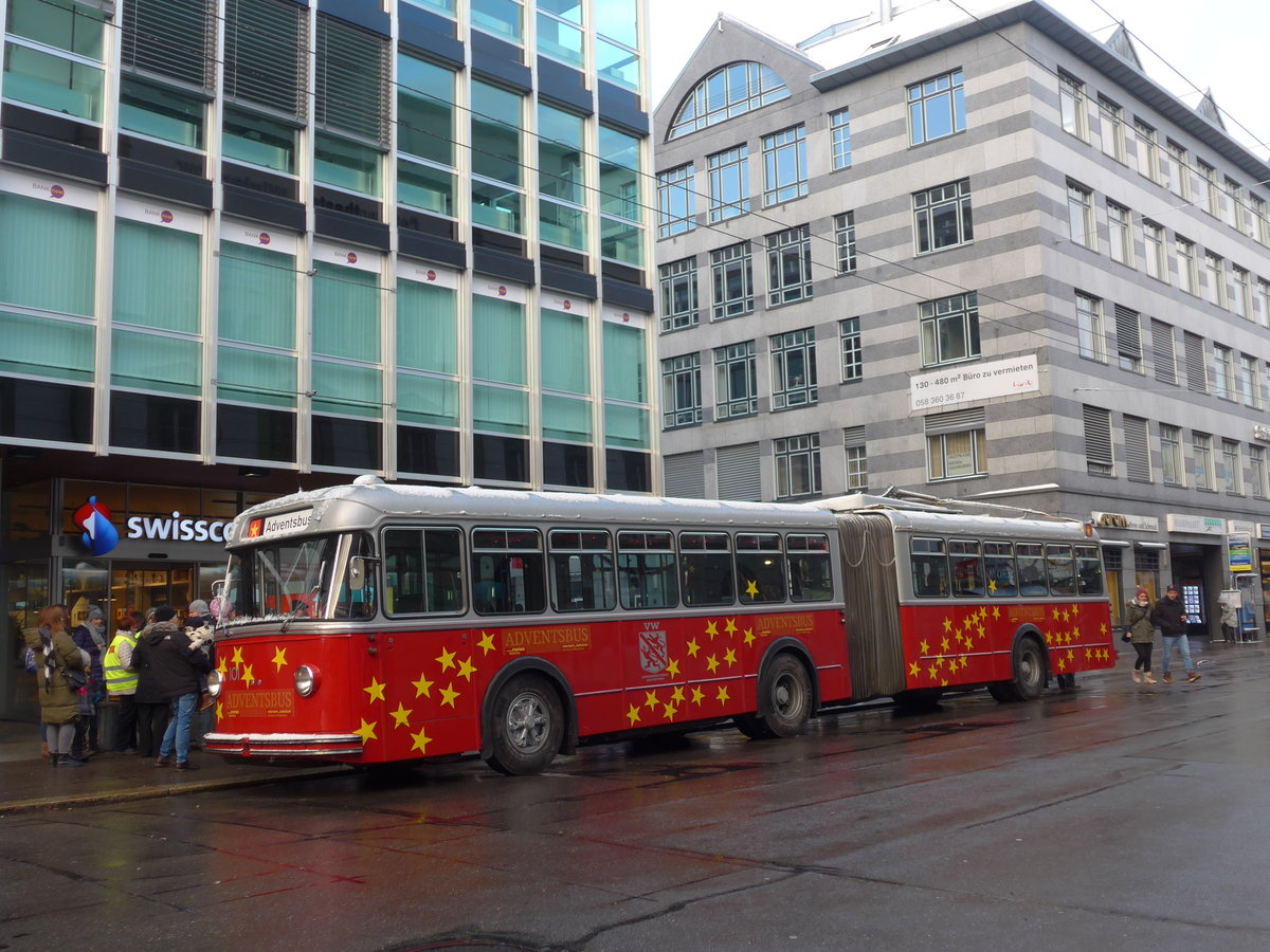 (186'913) - VW Winterthur - Nr. 101 - FBW/SWS Gelenktrolleybus am 9. Dezember 2017 in Winterthur, Schmidgasse