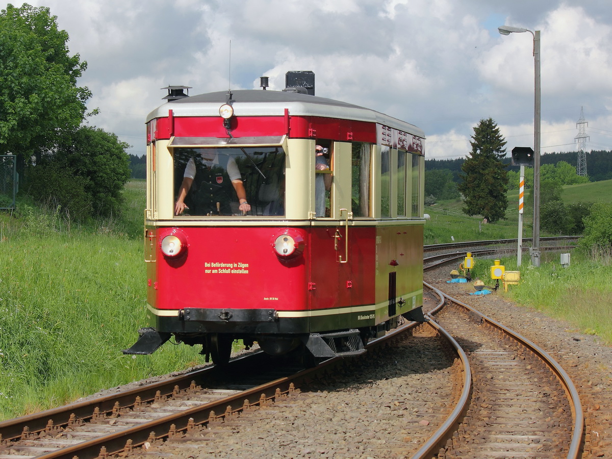 187 001-3 nach dem durchfahren der Kehrschleife bei Stiege zur Weiterfahrt in Richtung Eisfelder Thalmhle am 24. Mai 2014.