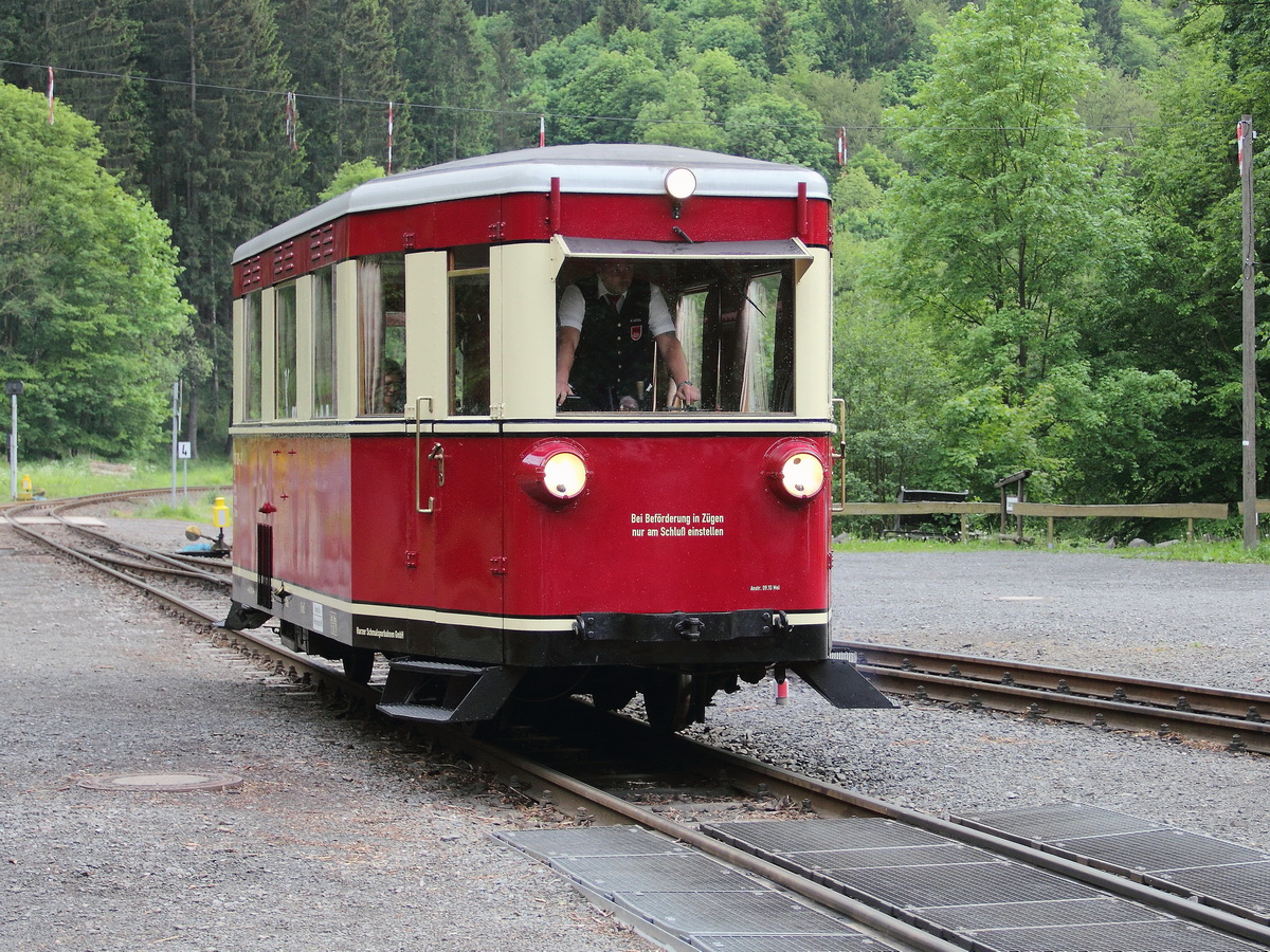 187 001-3 rangiert im Bahnhof Eisfelder Talmühle am 24. Mai 2014 zur Weiterfahrt in Richtung Gernrode.