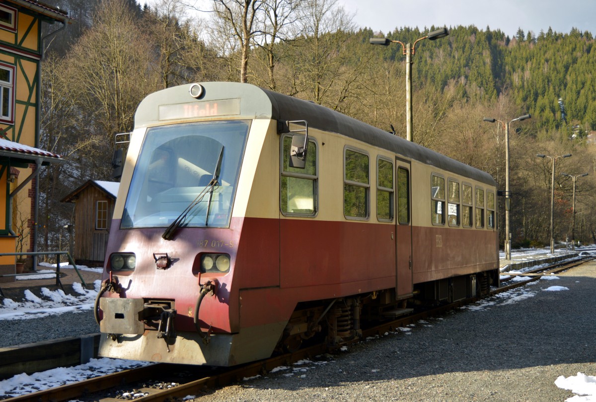 187 017-5 wartet auf seine Tour als N 8987 in Eisfelder Talmühle am 03.04.2015.